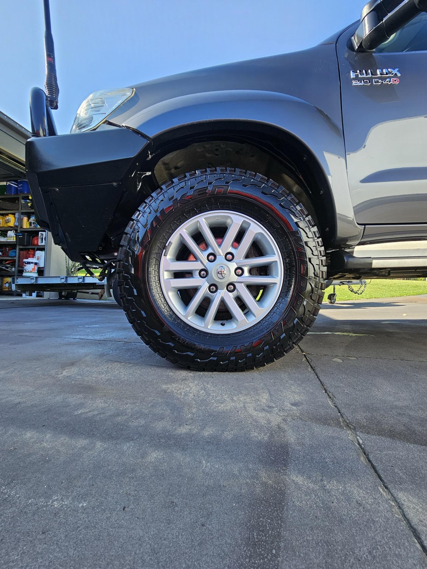 Hilux Ute side profile, post-detail gloss